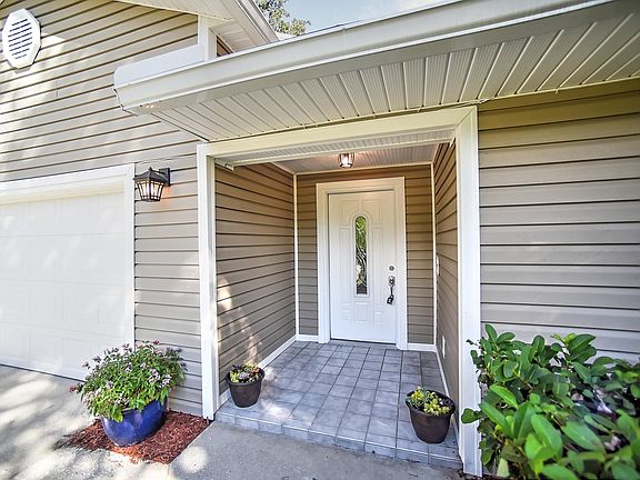 3rd image of 18 Woodgate Ct