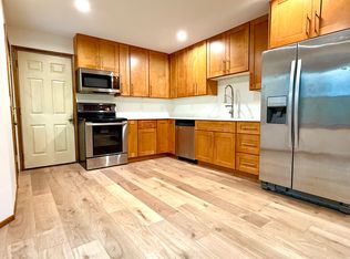 1008 W Devonshire Rd, Delafield, WI 53018