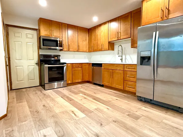 1008 W Devonshire Rd, Delafield, WI 53018