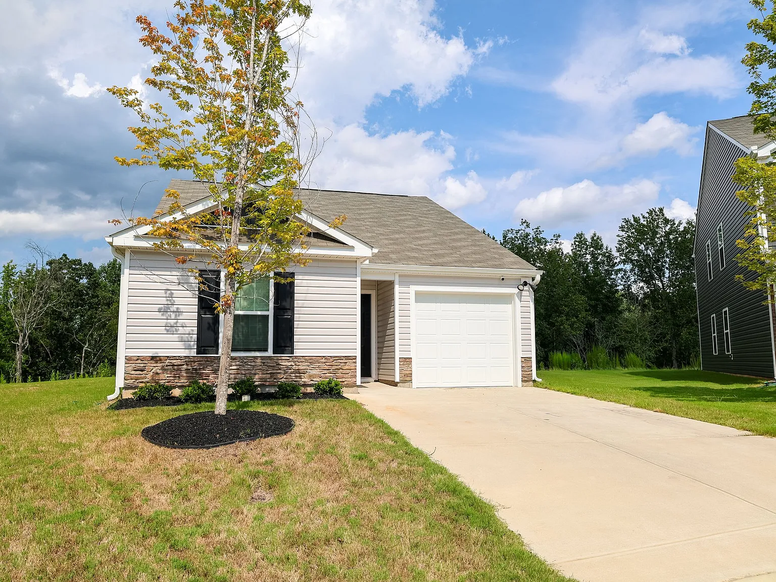 Cozy 3 Bed/2 Bath Single Family Home in Easley, SC - $1900/mo — Photo 2