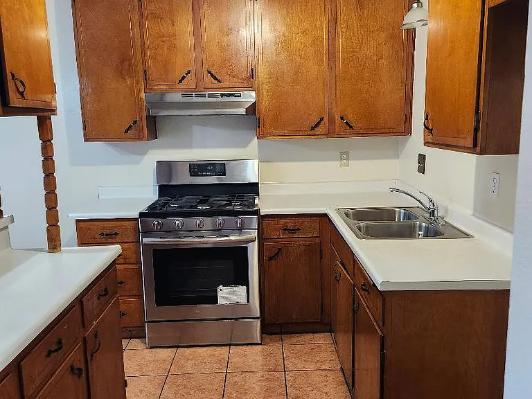 346 E B St — Photo 11