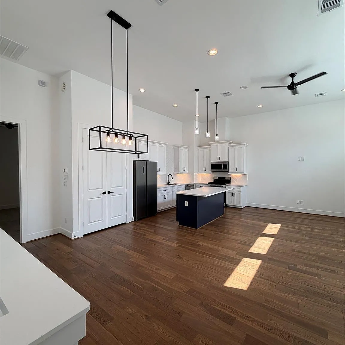 3 bed, 2.5 bath, $2,300 — Photo 2