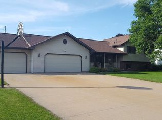 1320 Orchard Ct, Neenah, WI