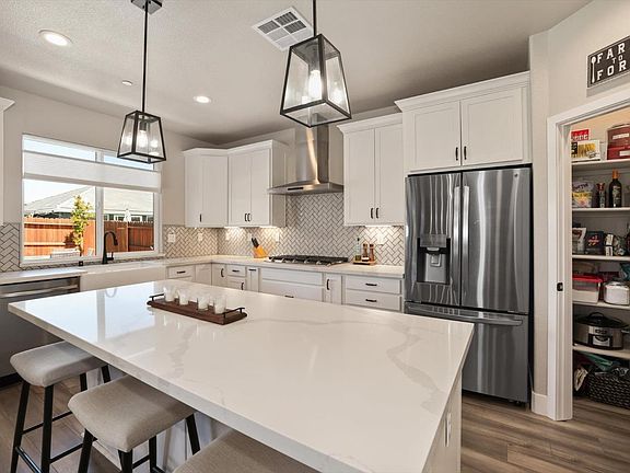 4th image of 987 Degener Street
