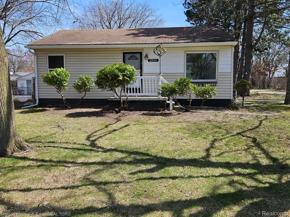 2200 Ellery Ave, Waterford, MI 48327