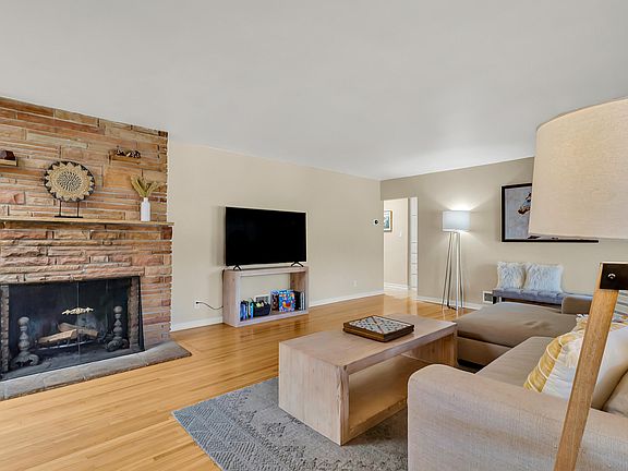 5th image of 1421 Stanford Dr NE