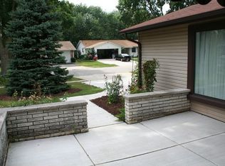 515 Stonehaven Ave, Elk Grove Village, IL 60007