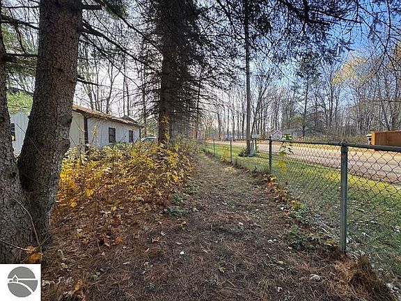 4th image of 488 Autumn Rd