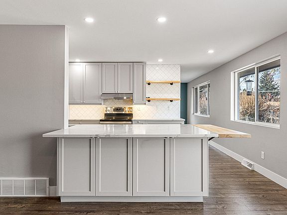 Plenty of space for breakfast around the eat-in kitchen counter.
