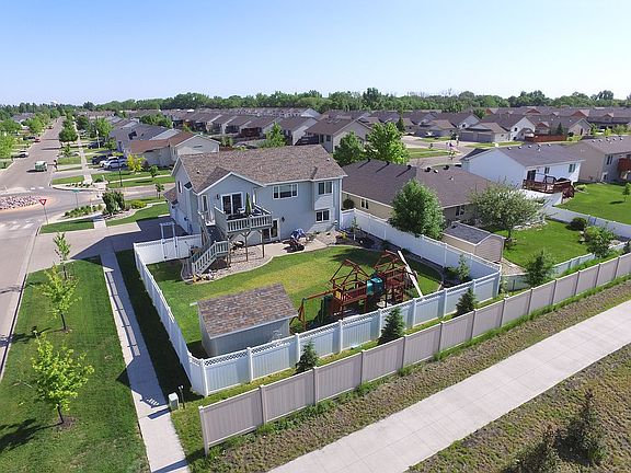 4th image of 627 19th Ave W