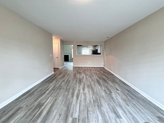 3rd image of 326 Robyns Glen Cir