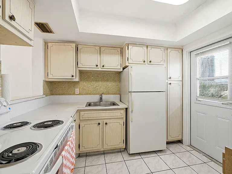 1333 E Hallandale Beach Blvd #335 — Photo 5