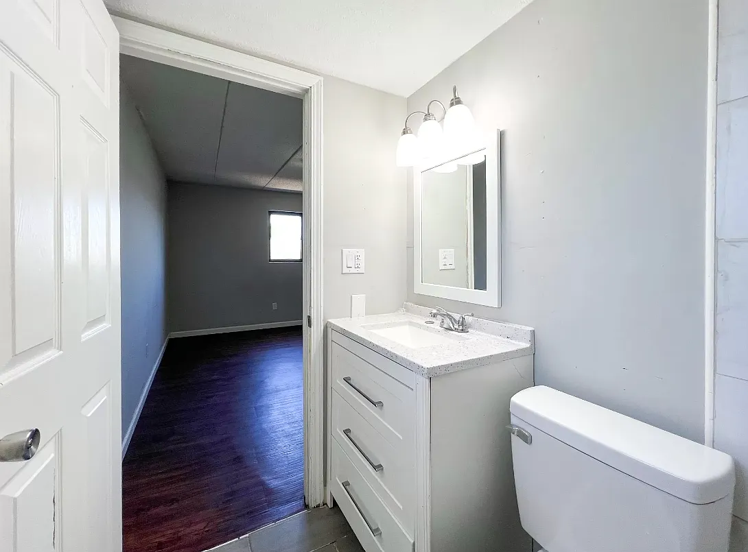 563 S Hague Ave — Photo 1