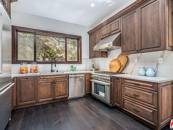 4th image of 2341 Holly Dr
