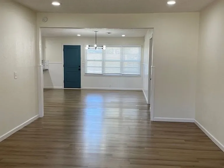 4210 52nd St — Photo 3