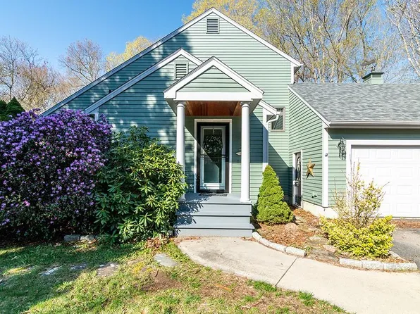 34 Gentian Dr, South Kingstown, RI 02879