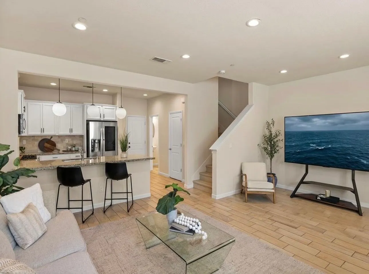 3 bed, 1847 sqft, $4,199 — Photo 3