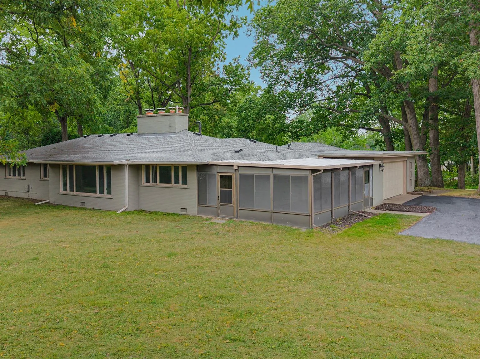 3 bed, 2.5 bath, 2400 sqft, $3,900 — Photo 3