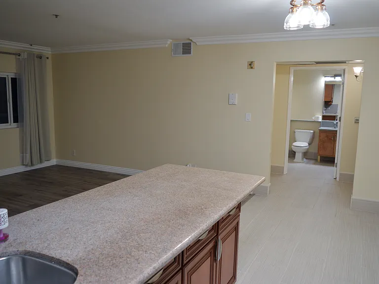 1726 Winona Blvd #105 — Photo 11