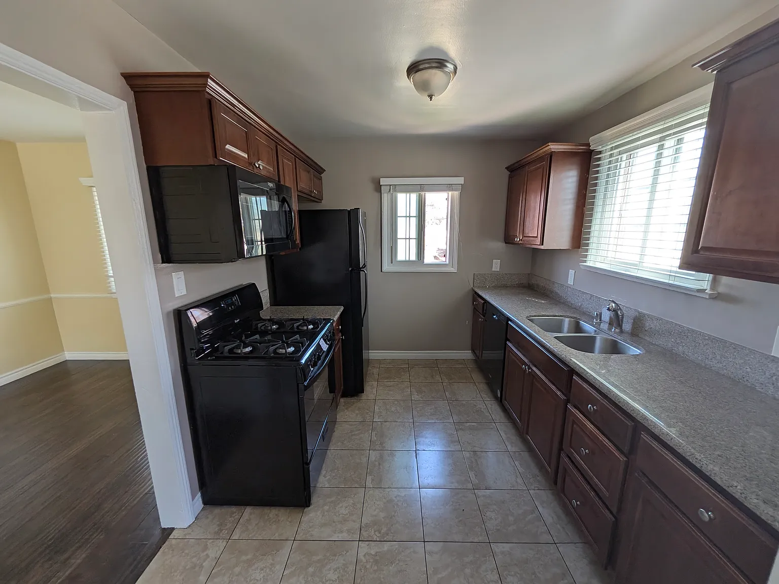 2 bed, 904 sqft, $3,200 — Photo 4