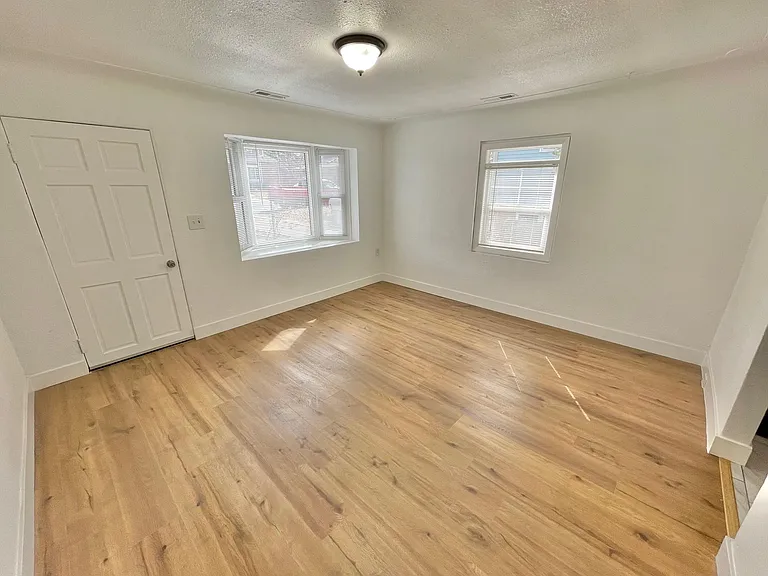 313 S Hudson St — Photo 5