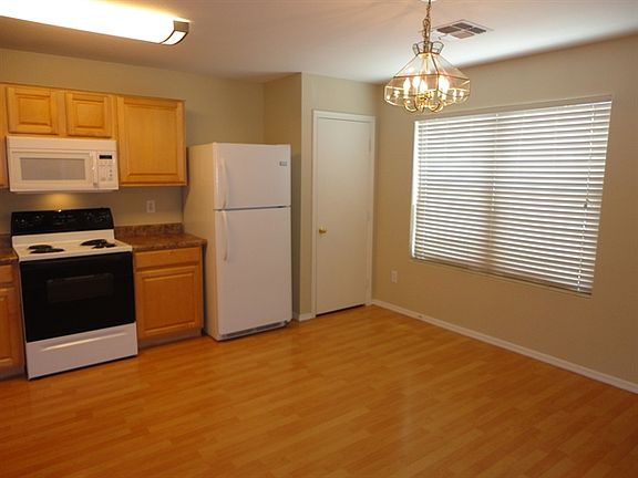 4th image of 2402 E Palm Beach Dr