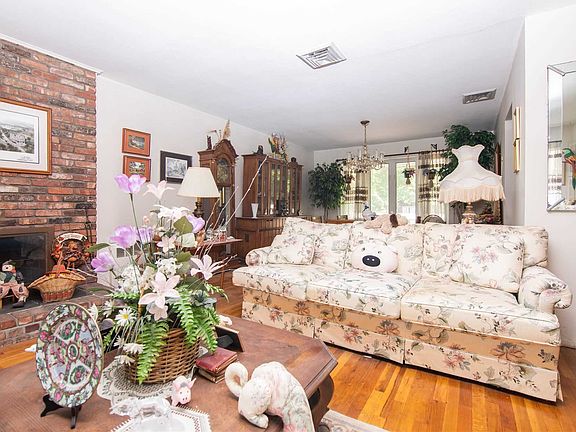 4th image of 18 Meadowfield Ln