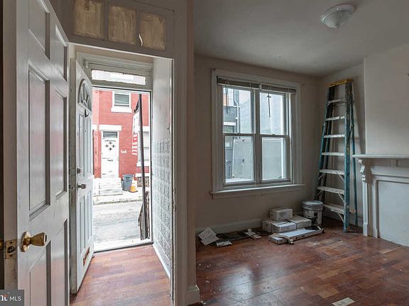 2nd image of 1248 N Myrtlewood St