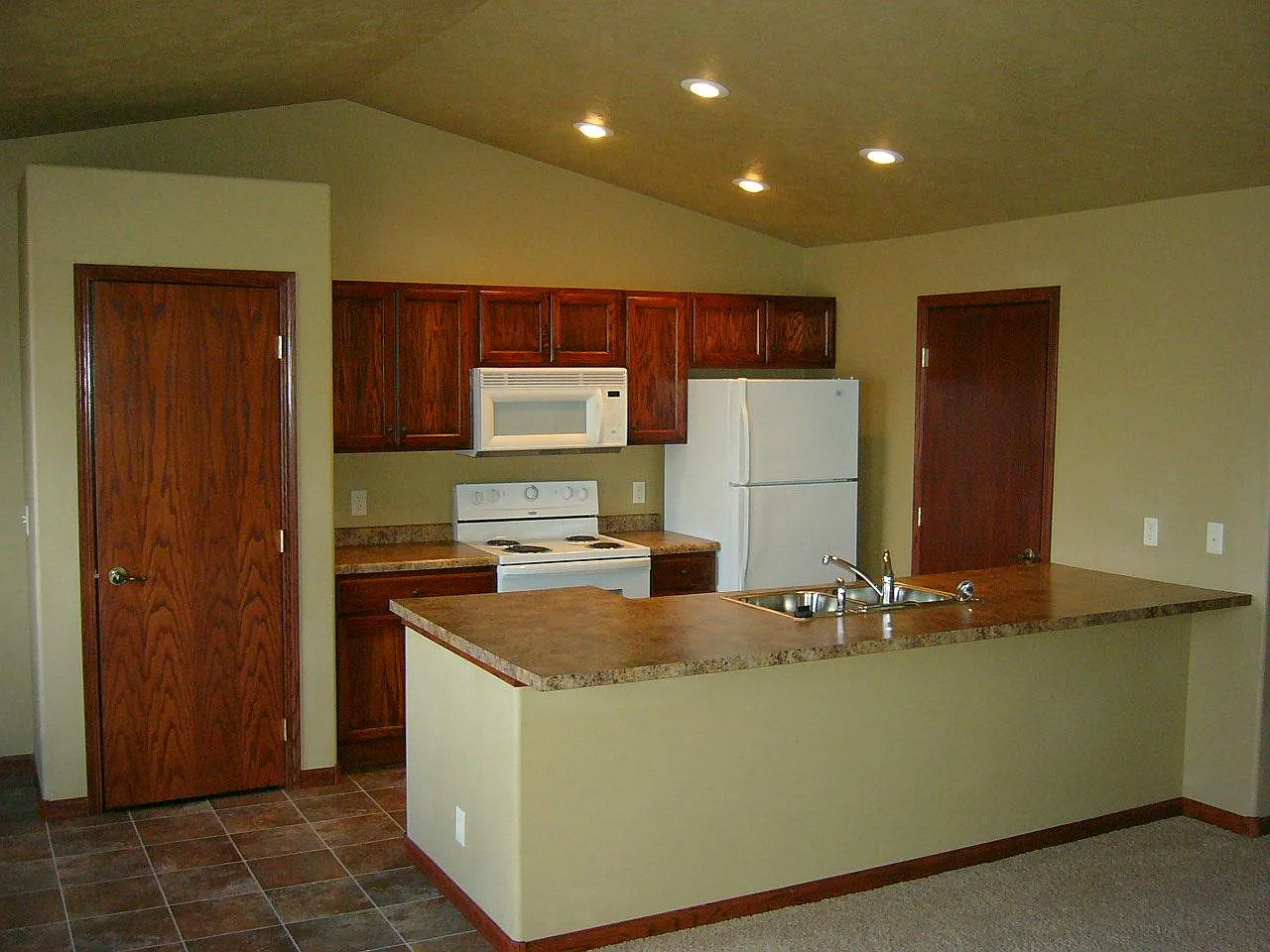 2 bed, $895 — Photo 4