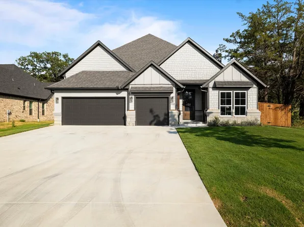 133 Pueblo Dr, Lake Kiowa, TX 76240