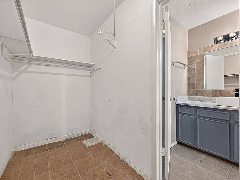 2523 Creekway Cir — Photo 31