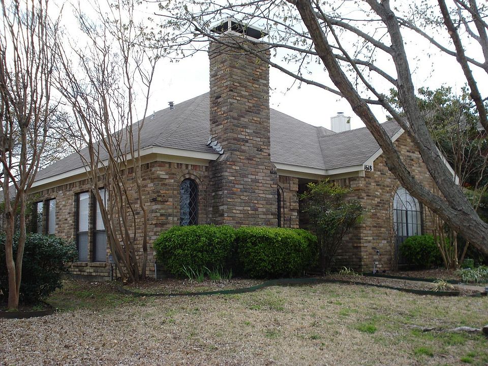 Located in walking distance to Celebration Park!