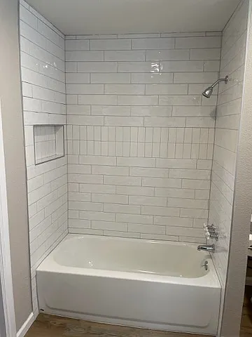 Main bathroom with niche