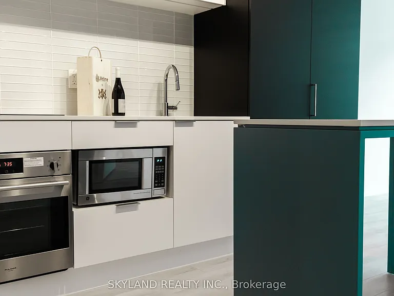 33 Helendale Ave #713 — Photo 4