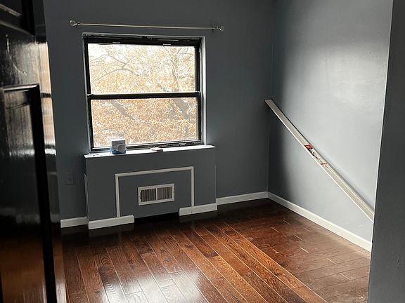 5th image of 1005 E 222nd St Floor 2
