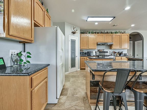5th image of 652 E Laura Ave