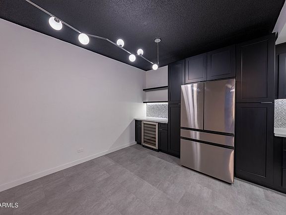5th image of 207 W Clarendon Ave #D18