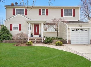 17 Stewart St, Plainview, NY 11803