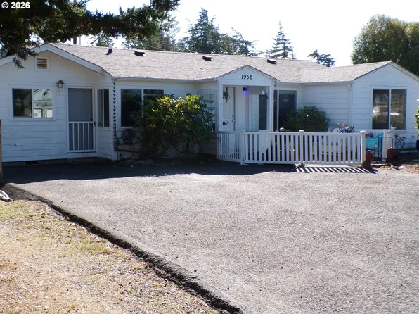 1958 17th St, Florence, OR 97439