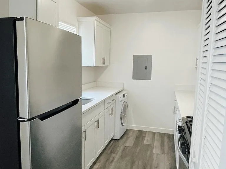1054 W Goodyear Ave #F — Photo 2