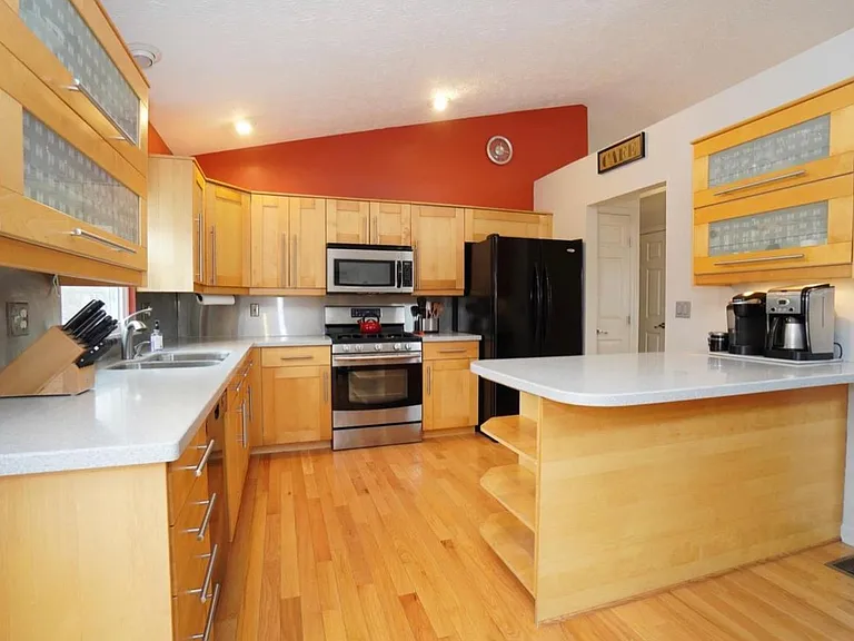 8066 Winters Ln — Photo 6