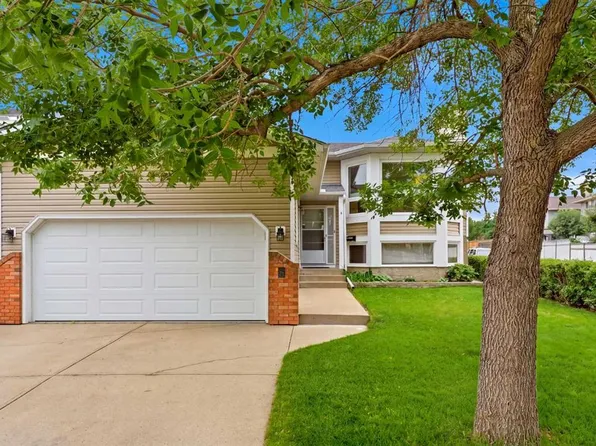5 N Sandpiper Gate NW, Calgary, AB T3K 3T8
