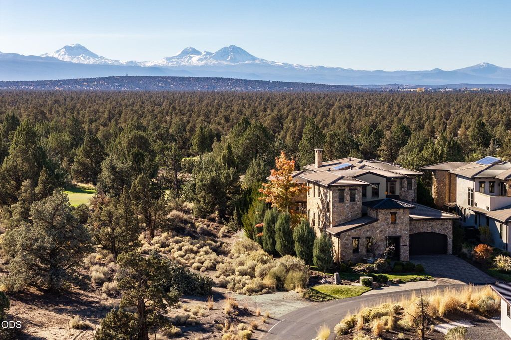 Apartment in Bend - View 3