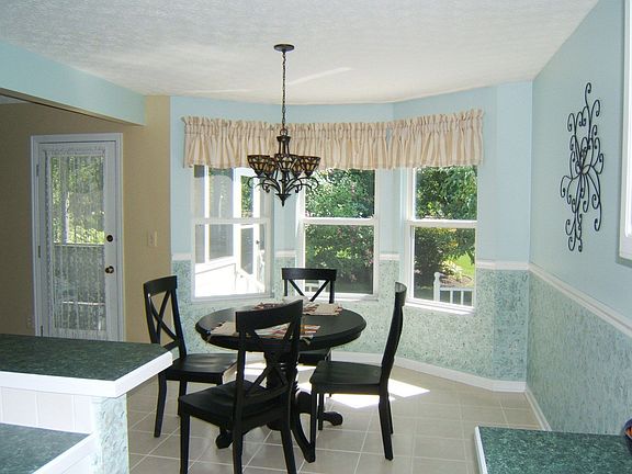 Breakfast room, bay window