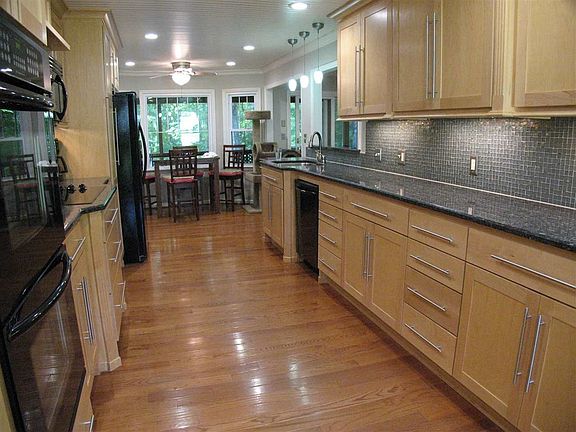 5th image of 200 N Staunton Ct