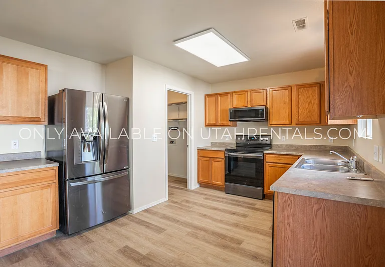 215 S 1050 W — Photo 11