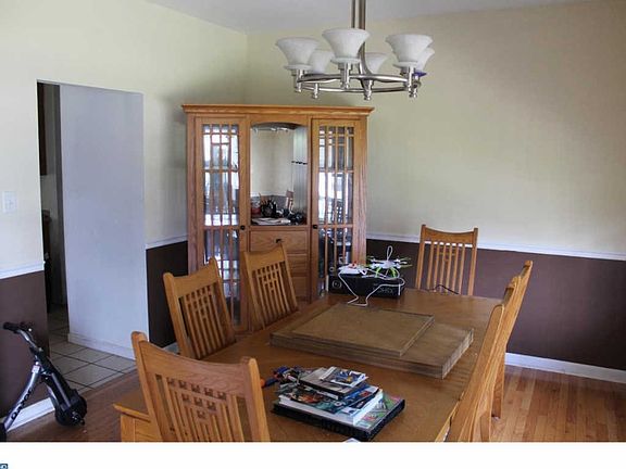 3rd image of 10 School House Ln