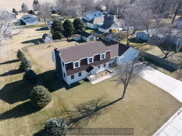 937 N 3rd St, Hampton, NE 68843