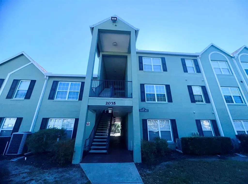 2 bed, 1.5 bath, 830 sqft, $1,300 — Photo 3