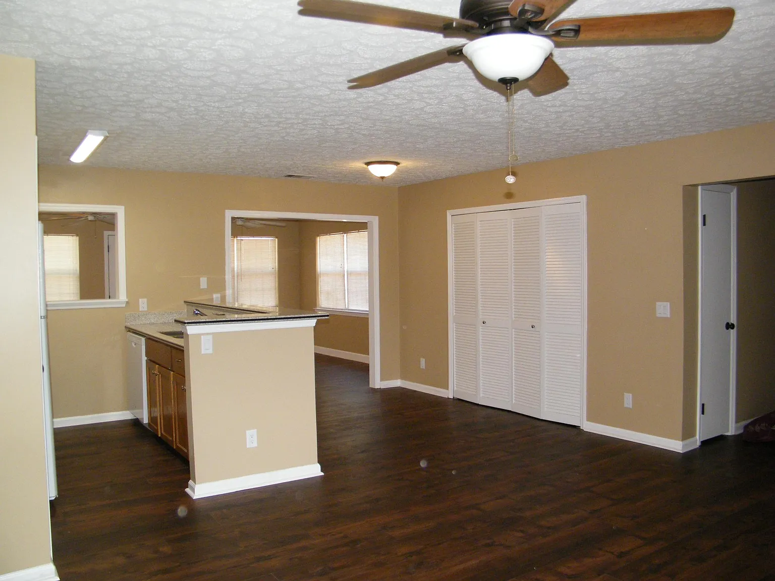 3 bed, 1200 sqft, $2,000 — Photo 4